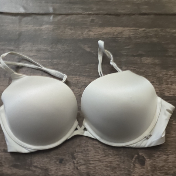 Victoria's Secret Other - VICTORIA"S‎ SECRET Very Sexy Pushup 32DD Cream Bra